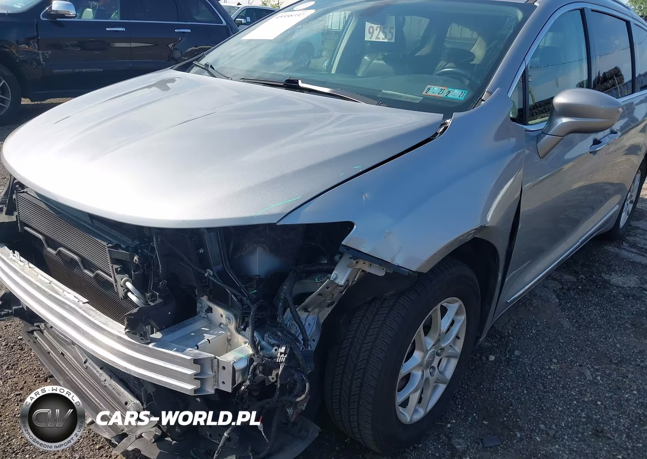 2020 Chrysler Pacifica Touring L VIN:2C4RC1BGXLR285072 - 17
