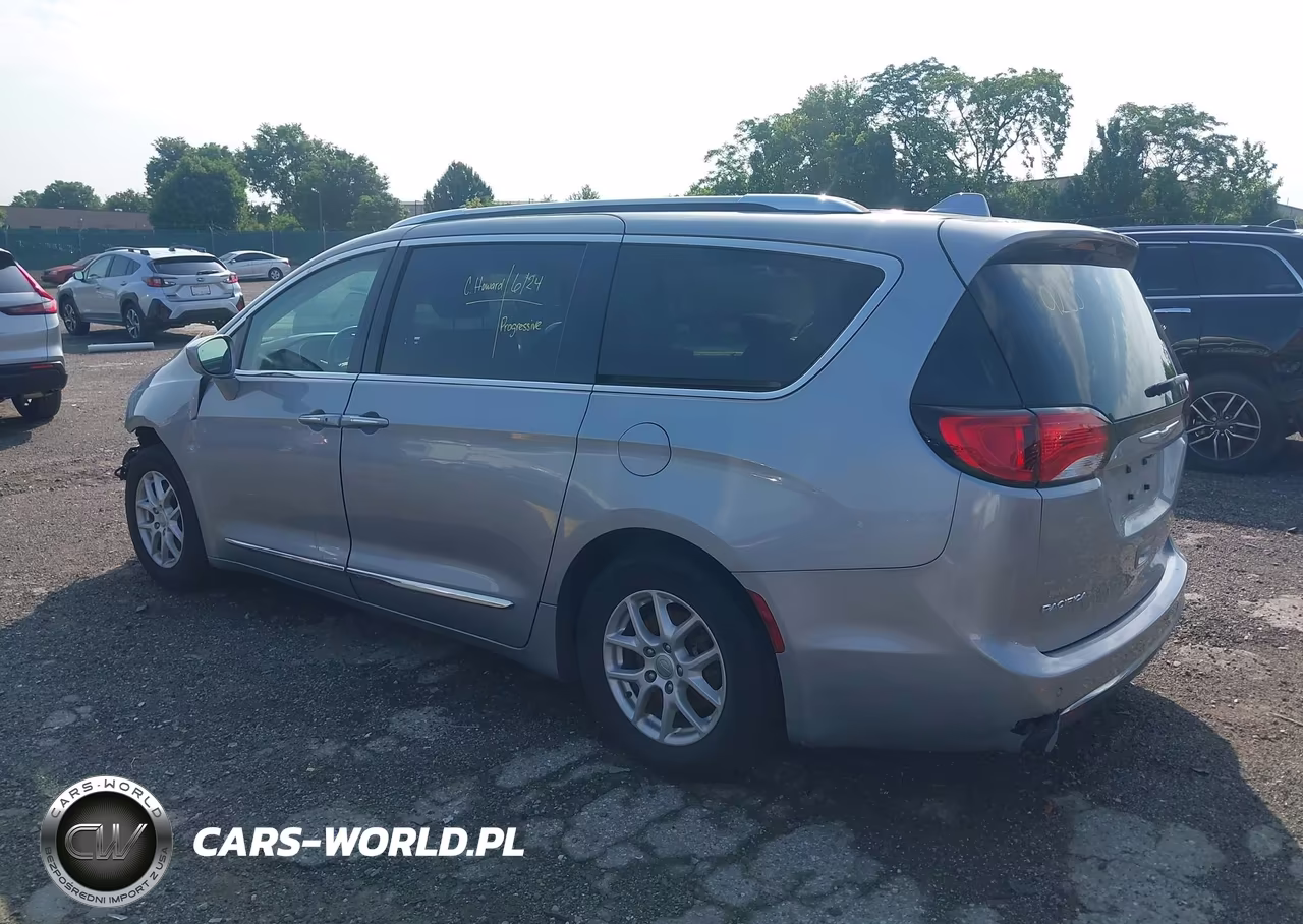 2020 Chrysler Pacifica Touring L VIN:2C4RC1BGXLR285072 - 3