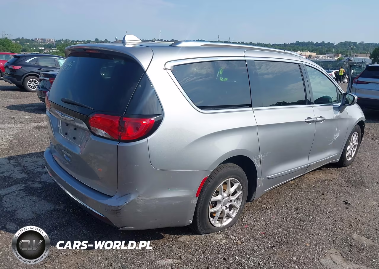 2020 Chrysler Pacifica Touring L VIN:2C4RC1BGXLR285072 - 4