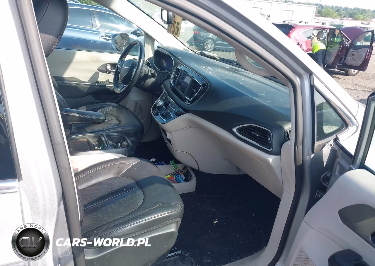 2020 Chrysler Pacifica Touring L VIN:2C4RC1BGXLR285072 - 5