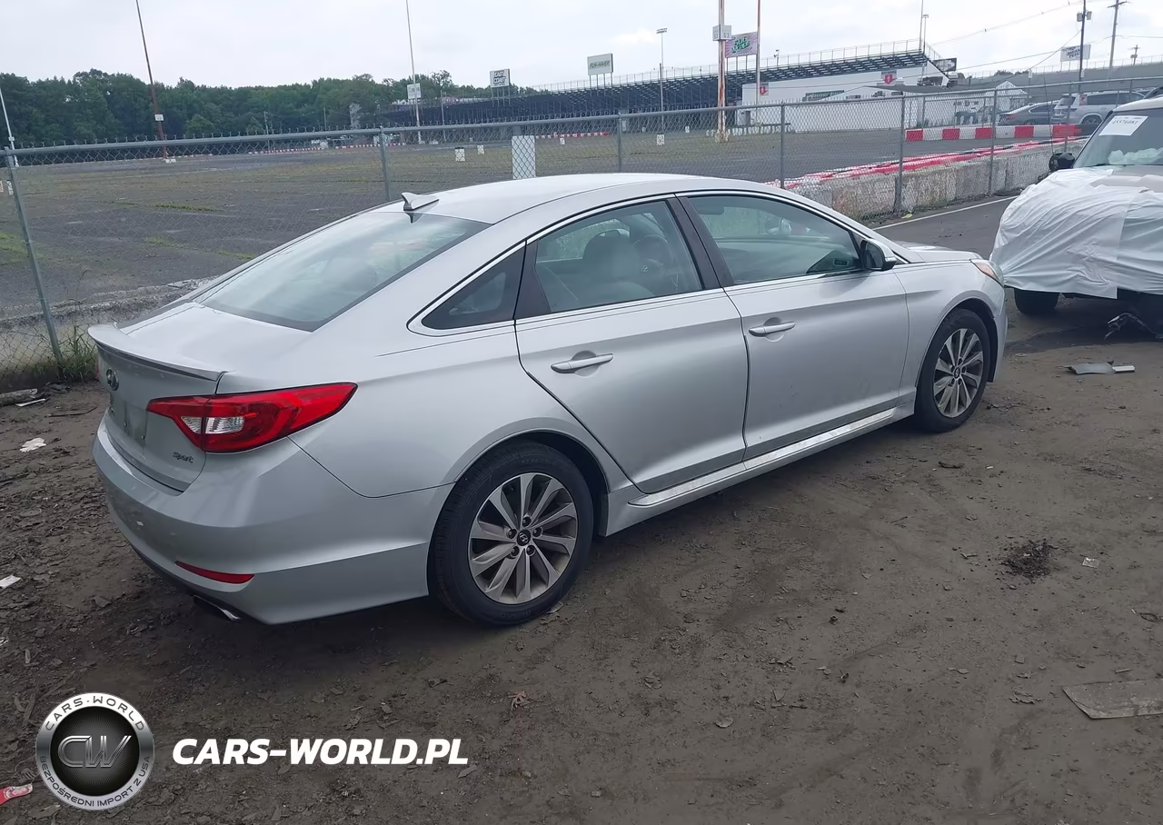 2015 Hyundai Sonata Sport VIN:5NPE34AF7FH133776 - 4