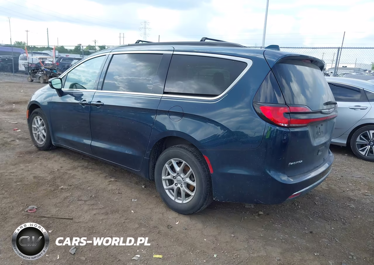 2022 Chrysler Pacifica Touring L VIN:2C4RC1BG5NR233755 - 3