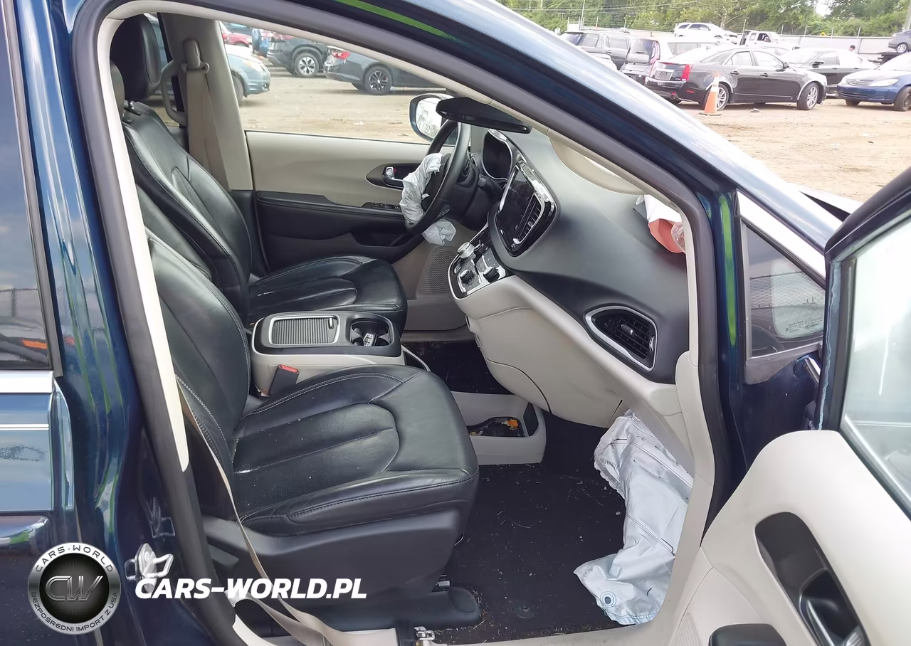 2022 Chrysler Pacifica Touring L VIN:2C4RC1BG5NR233755 - 5