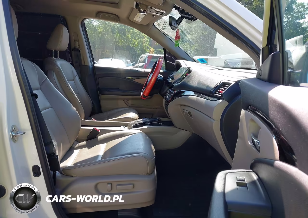 2019 Honda Pilot Touring VIN:5FNYF6H64KB034704 - 5