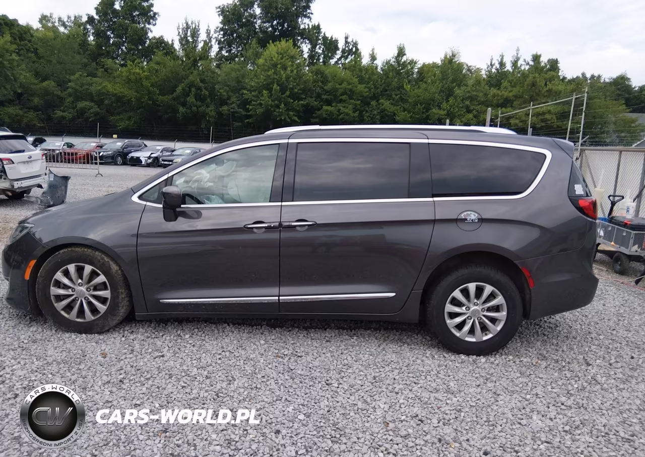 2018 Chrysler Pacifica Touring L VIN:2C4RC1BG6JR258822 - 13