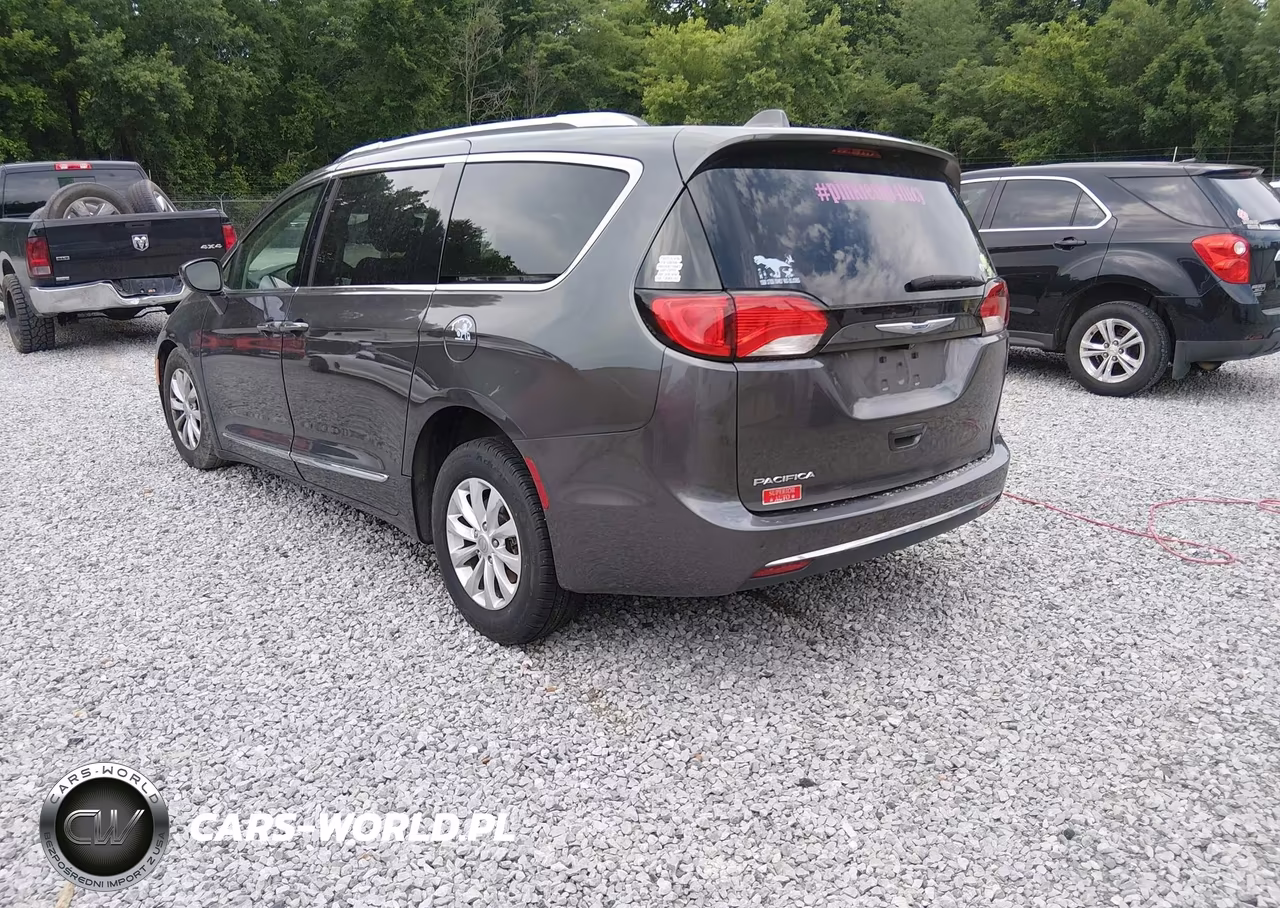 2018 Chrysler Pacifica Touring L VIN:2C4RC1BG6JR258822 - 3