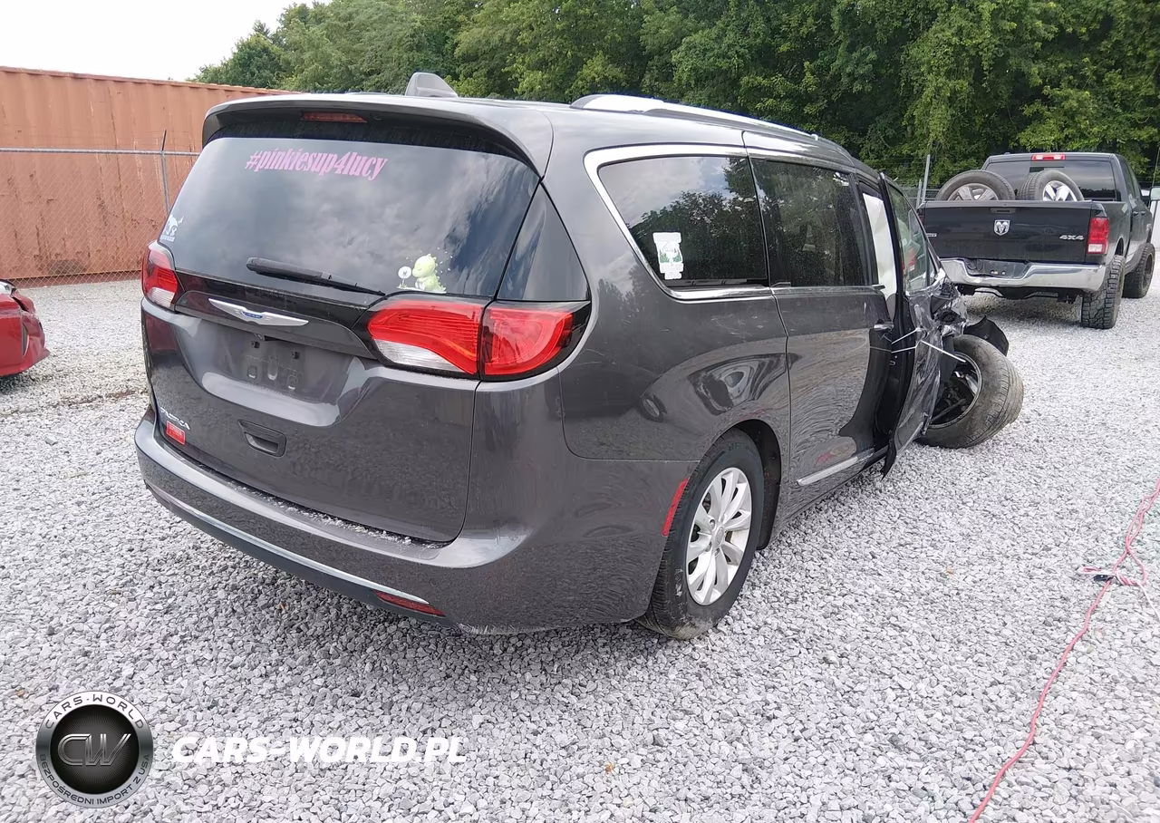 2018 Chrysler Pacifica Touring L VIN:2C4RC1BG6JR258822 - 4