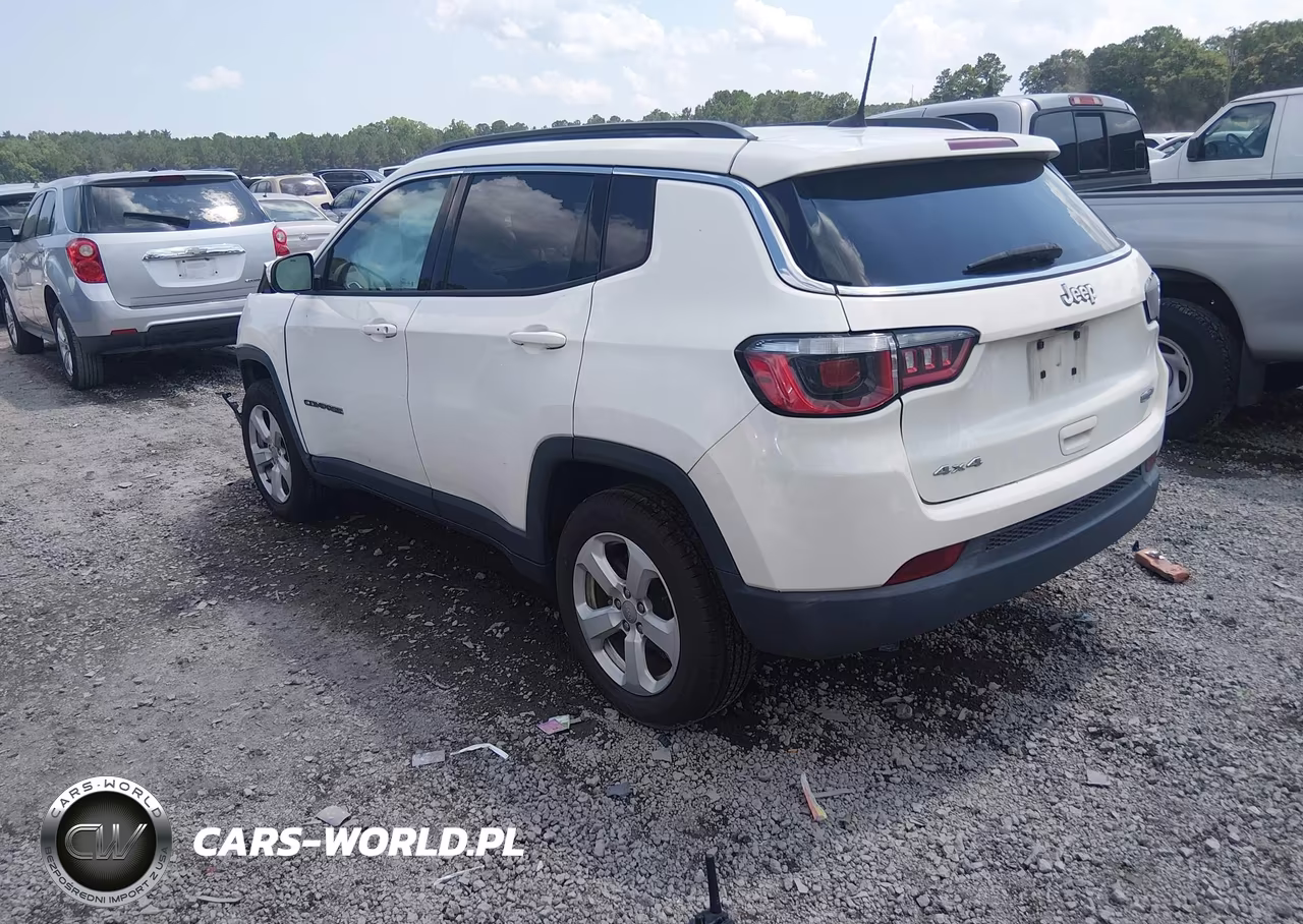 2019 Jeep Compass Latitude 4X4 VIN:3C4NJDBB1KT741823 - 3