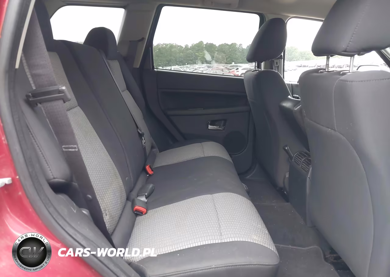2010 Jeep Grand Cherokee Laredo VIN:1J4PS4GK1AC121573 - 8