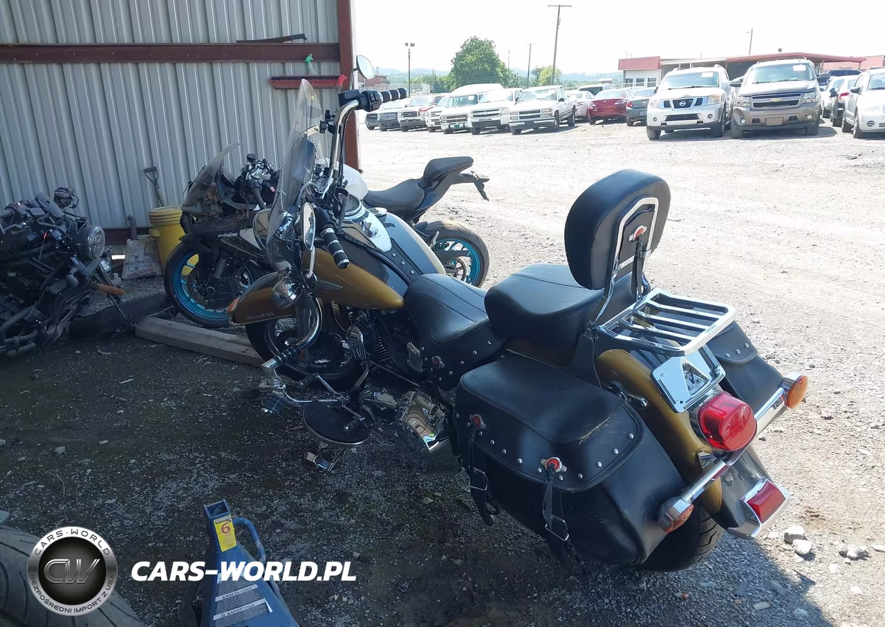 2017 Harley-Davidson Flstc Heritage Softail Classic VIN:1HD1BWV12HB016184 - 3