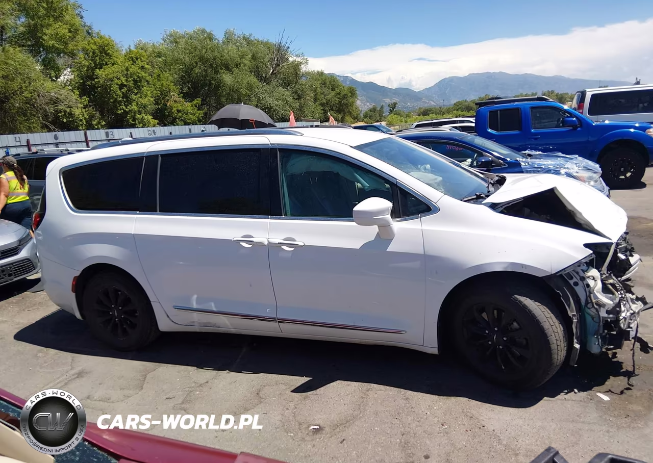 2018 Chrysler Pacifica Touring L Plus VIN:2C4RC1EG6JR154231 - 13