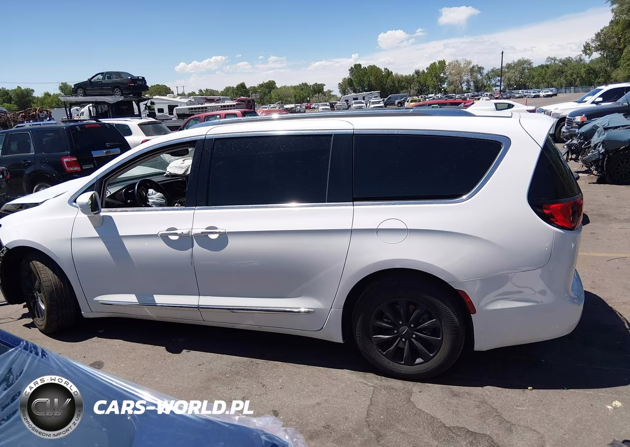 2018 Chrysler Pacifica Touring L Plus VIN:2C4RC1EG6JR154231 - 14