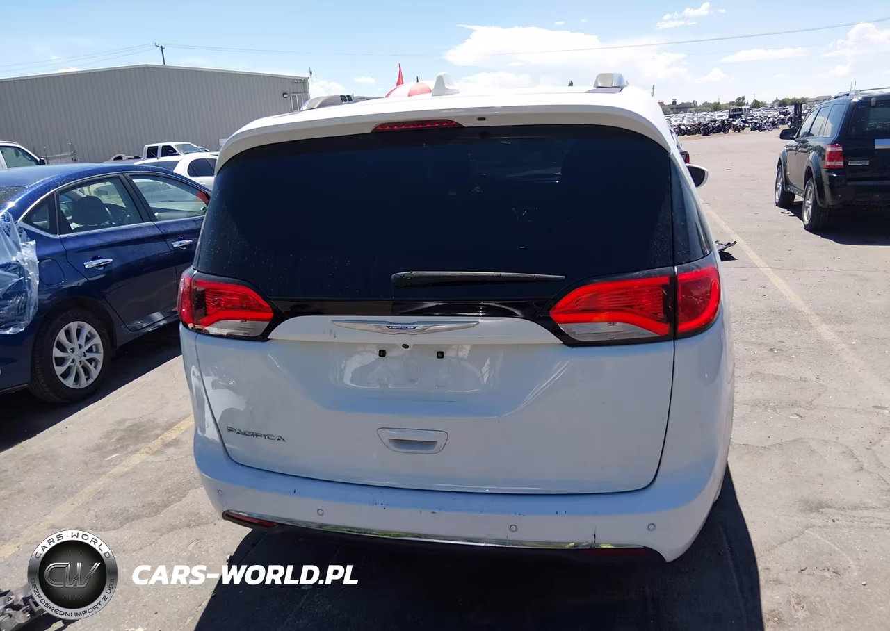 2018 Chrysler Pacifica Touring L Plus VIN:2C4RC1EG6JR154231 - 16