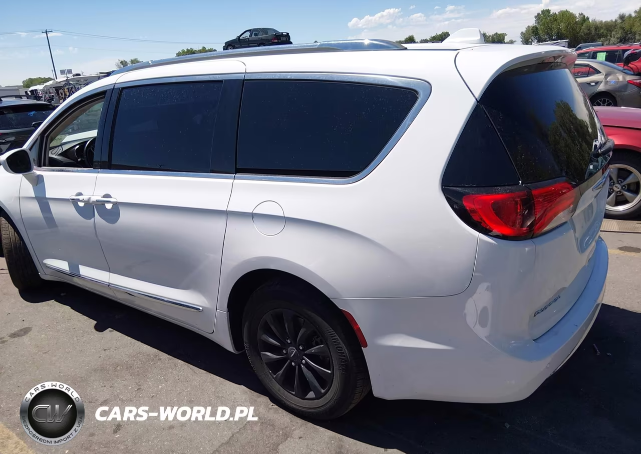 2018 Chrysler Pacifica Touring L Plus VIN:2C4RC1EG6JR154231 - 3