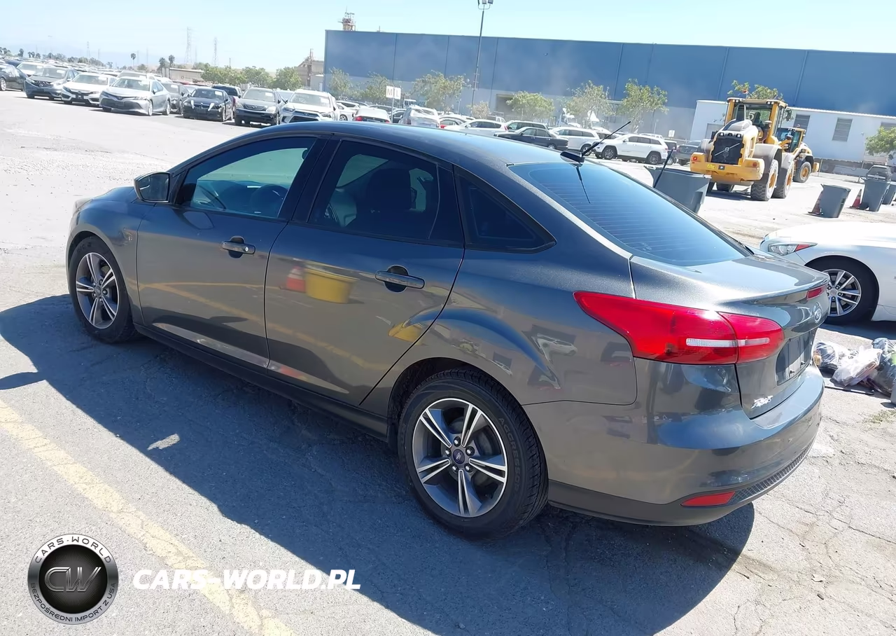 2018 Ford Focus Se VIN:1FADP3F21JL288088 - 3