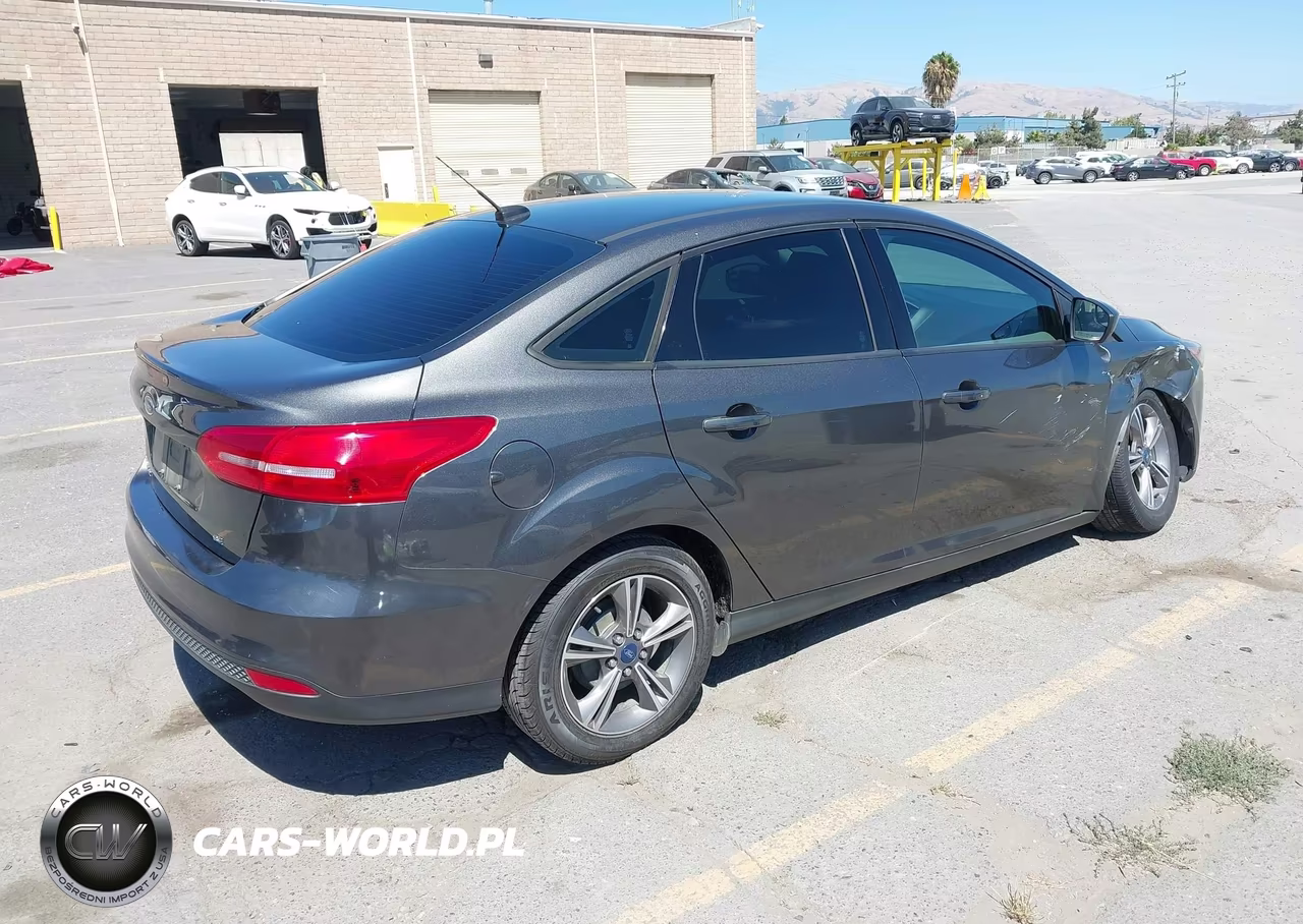 2018 Ford Focus Se VIN:1FADP3F21JL288088 - 4