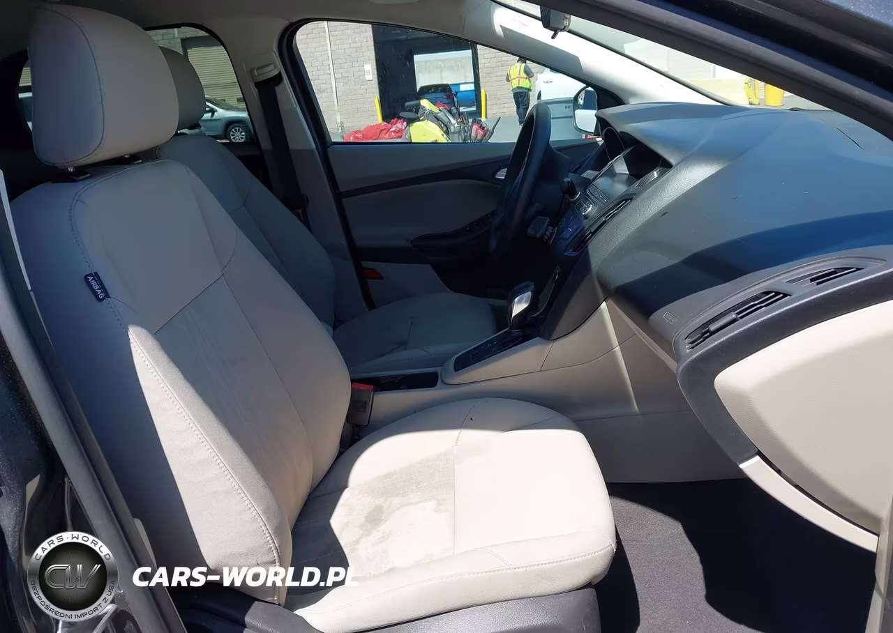 2018 Ford Focus Se VIN:1FADP3F21JL288088 - 5