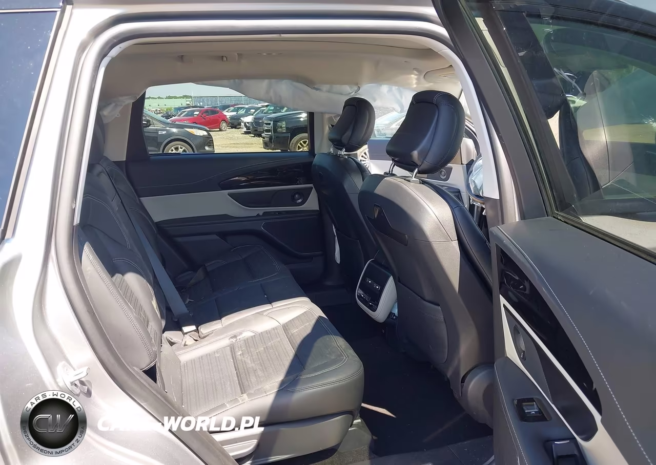 2025 Lincoln Nautilus Reserve VIN:5LMPJ8KA0SJ905148 - 8