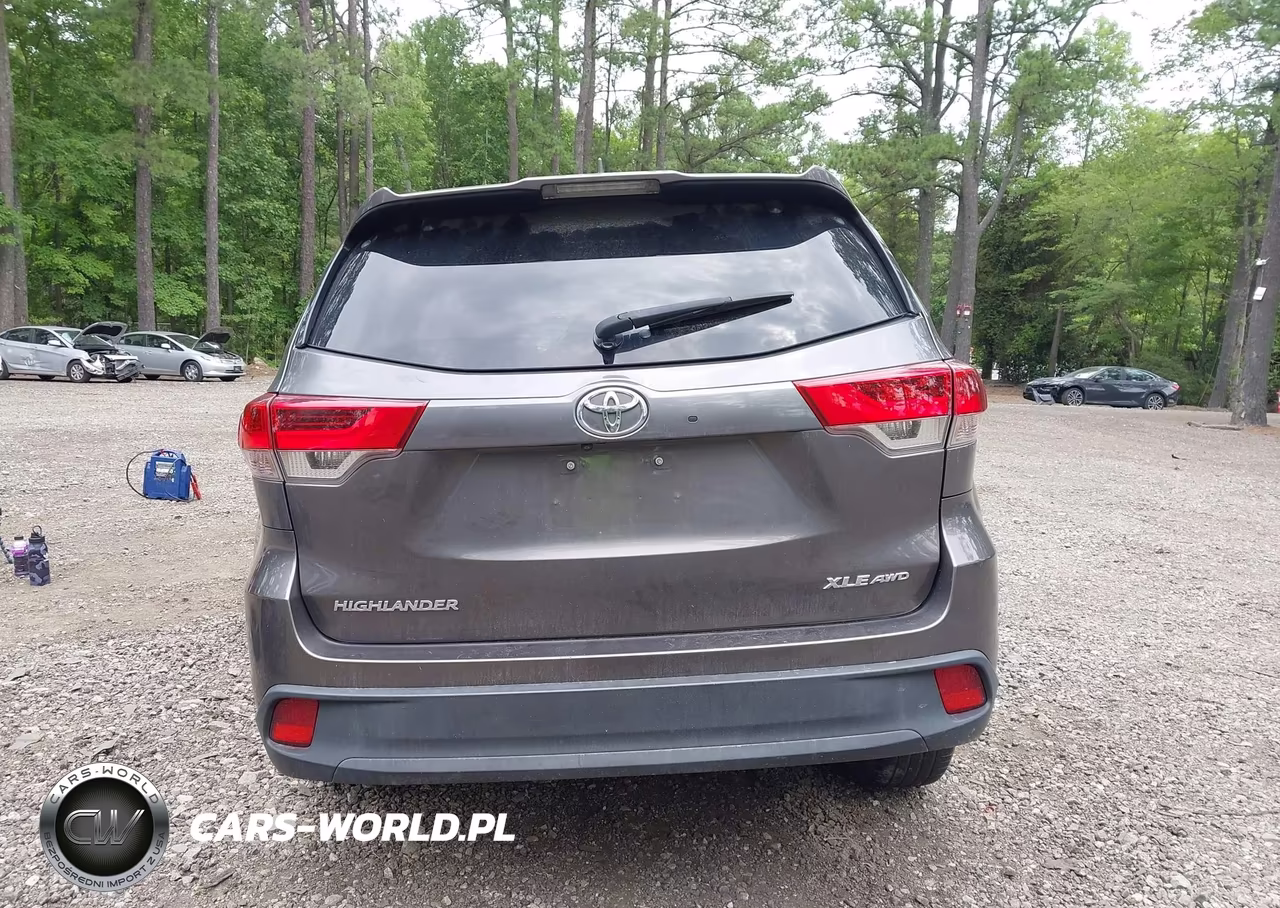 2018 Toyota Highlander Xle VIN:5TDJZRFH6JS851133 - 17