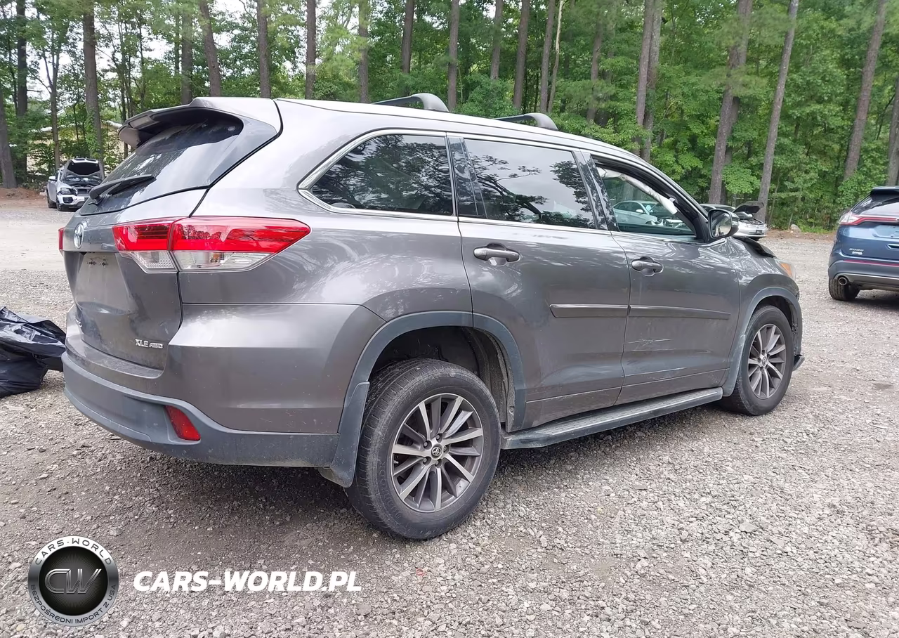 2018 Toyota Highlander Xle VIN:5TDJZRFH6JS851133 - 4
