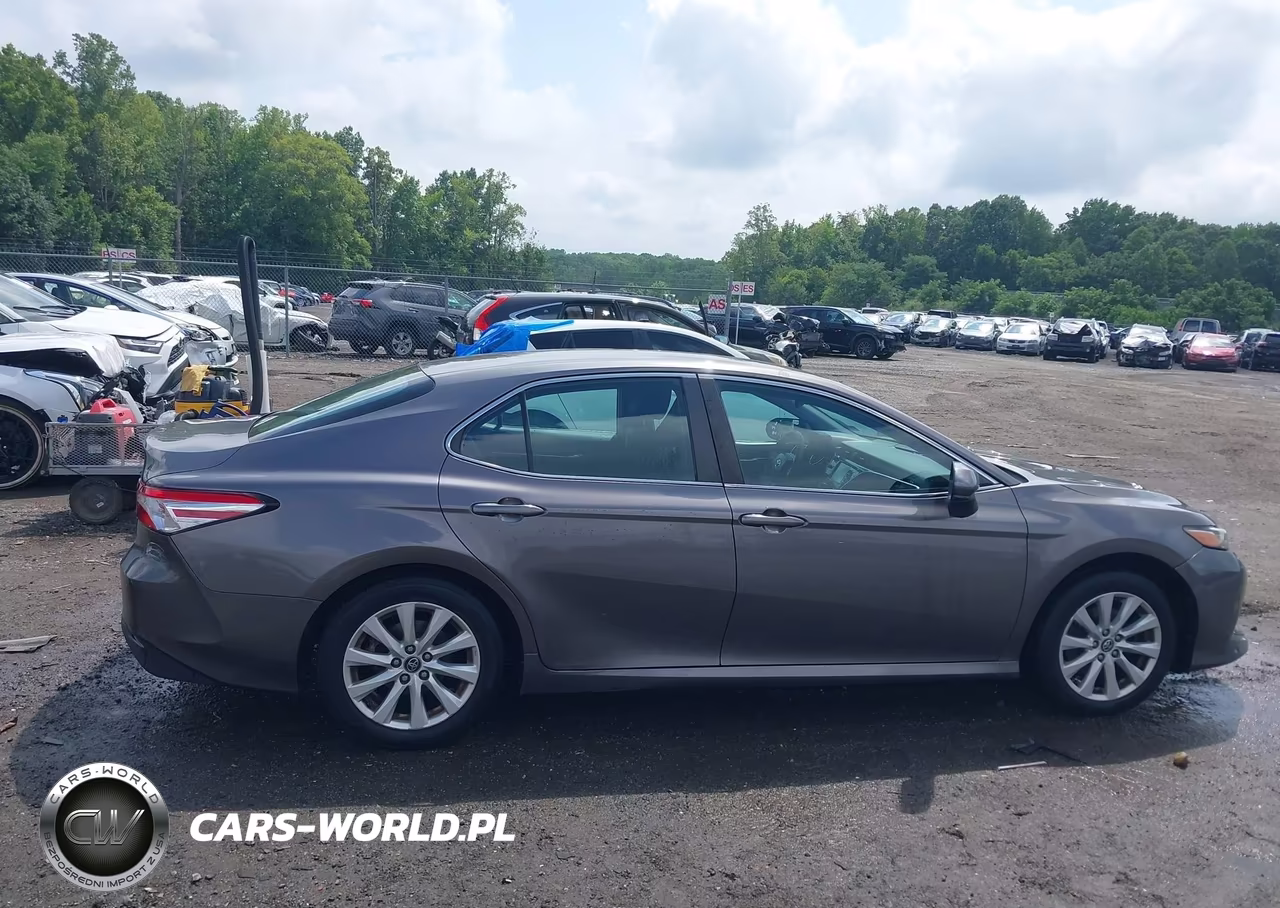 2018 Toyota Camry Le VIN:4T1B11HKXJU074372 - 13