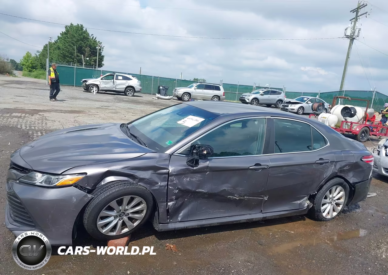 2018 Toyota Camry Le VIN:4T1B11HKXJU074372 - 14