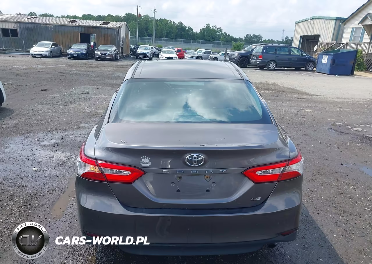 2018 Toyota Camry Le VIN:4T1B11HKXJU074372 - 16