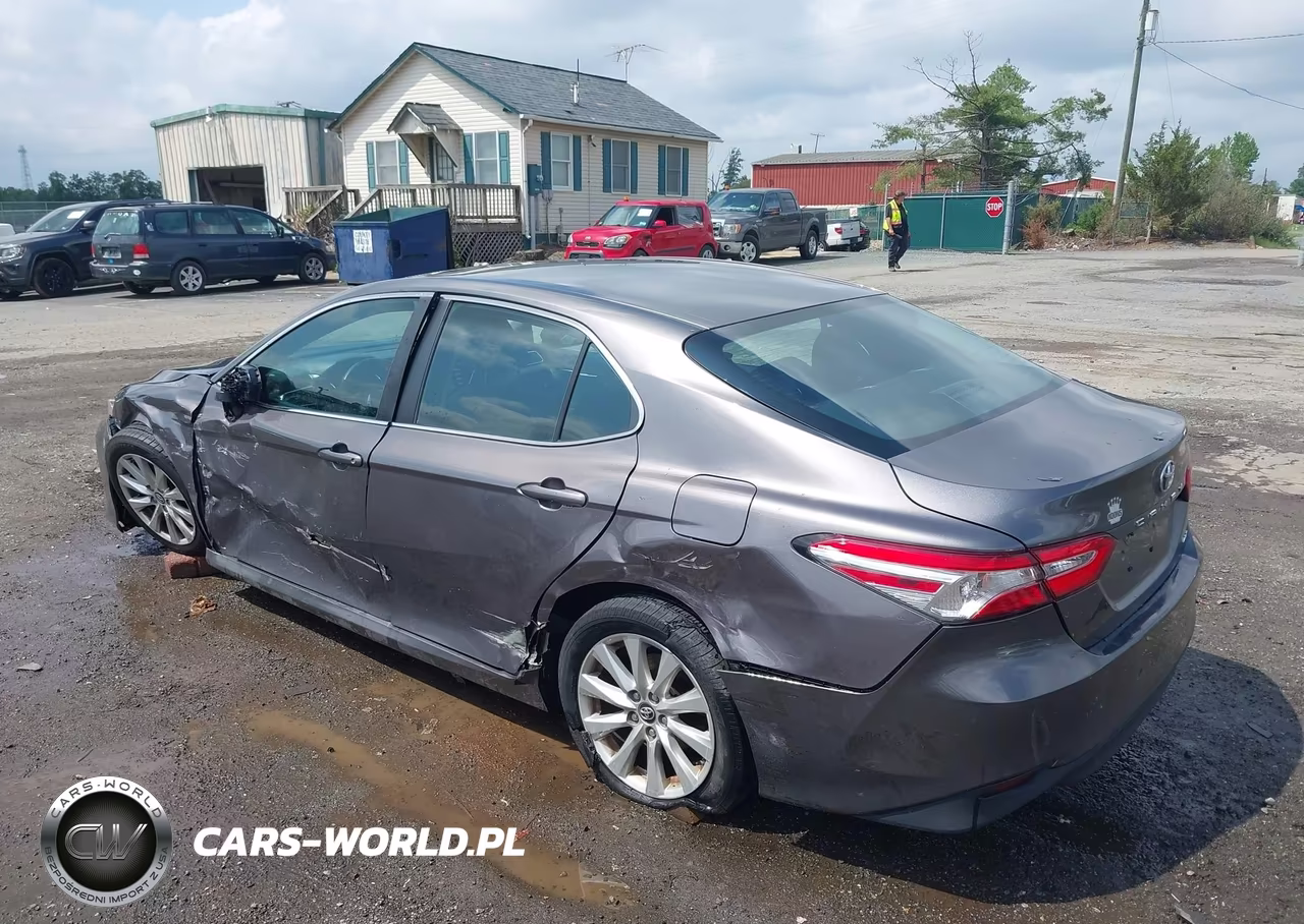 2018 Toyota Camry Le VIN:4T1B11HKXJU074372 - 3