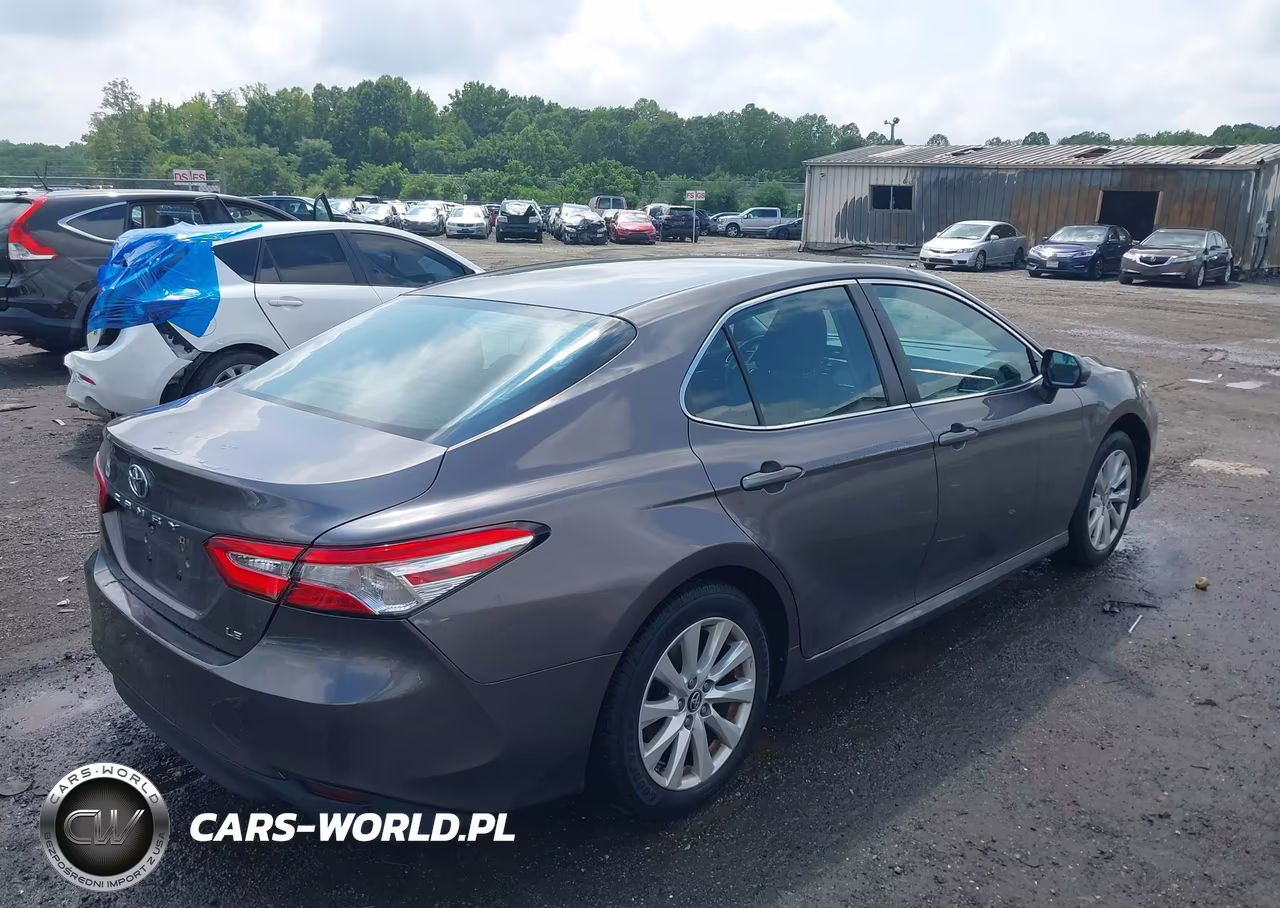 2018 Toyota Camry Le VIN:4T1B11HKXJU074372 - 4