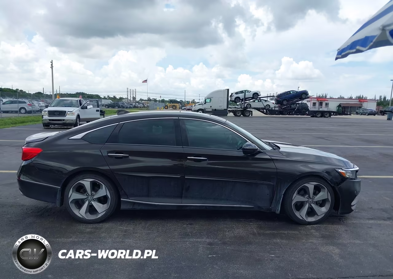 2018 Honda Accord Touring VIN:1HGCV1F9XJA030484 - 13