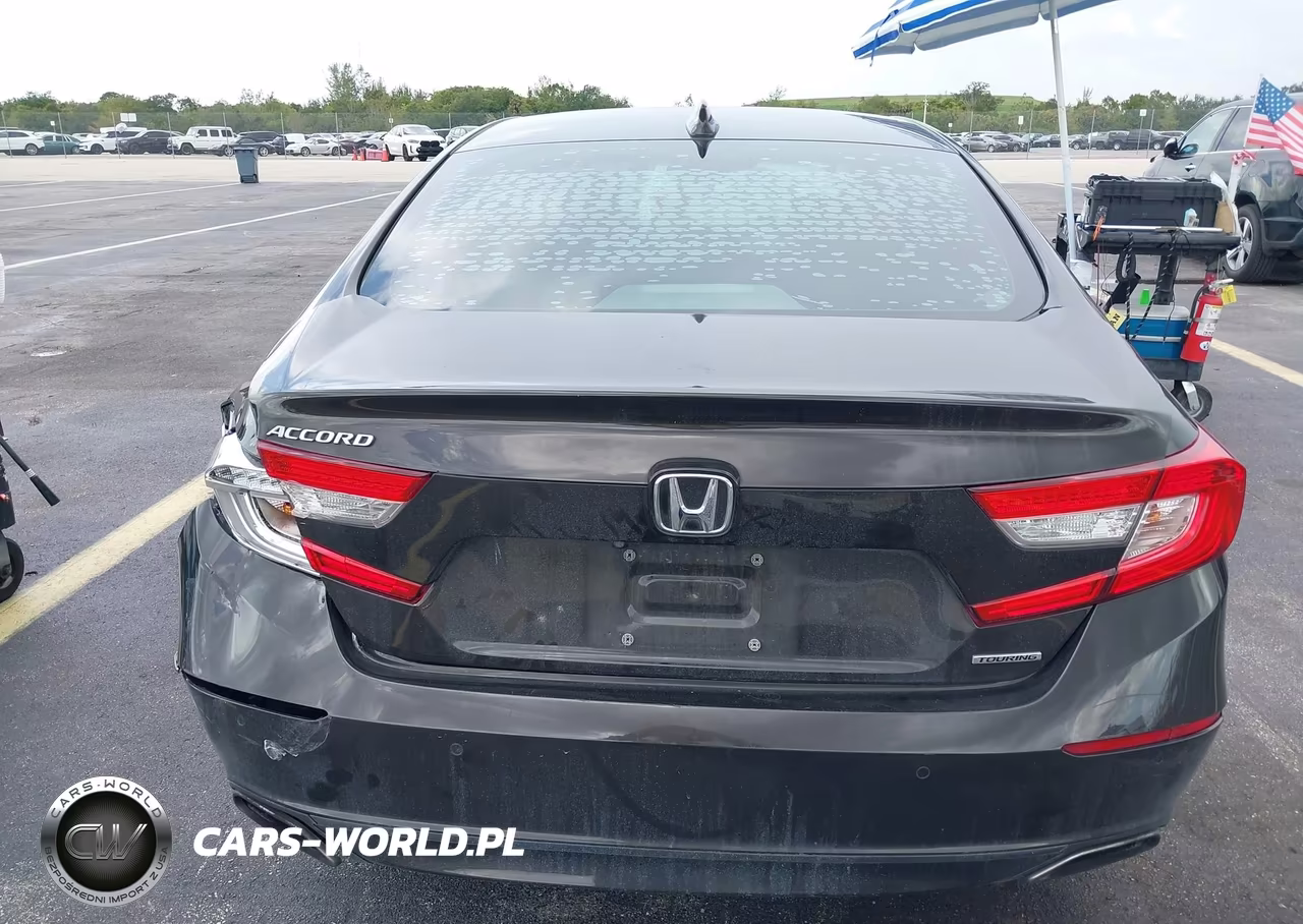 2018 Honda Accord Touring VIN:1HGCV1F9XJA030484 - 16