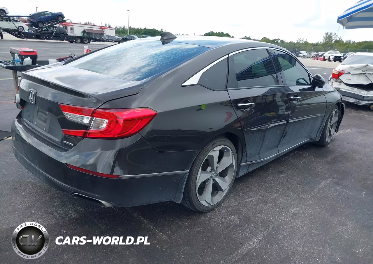 2018 Honda Accord Touring VIN:1HGCV1F9XJA030484 - 4