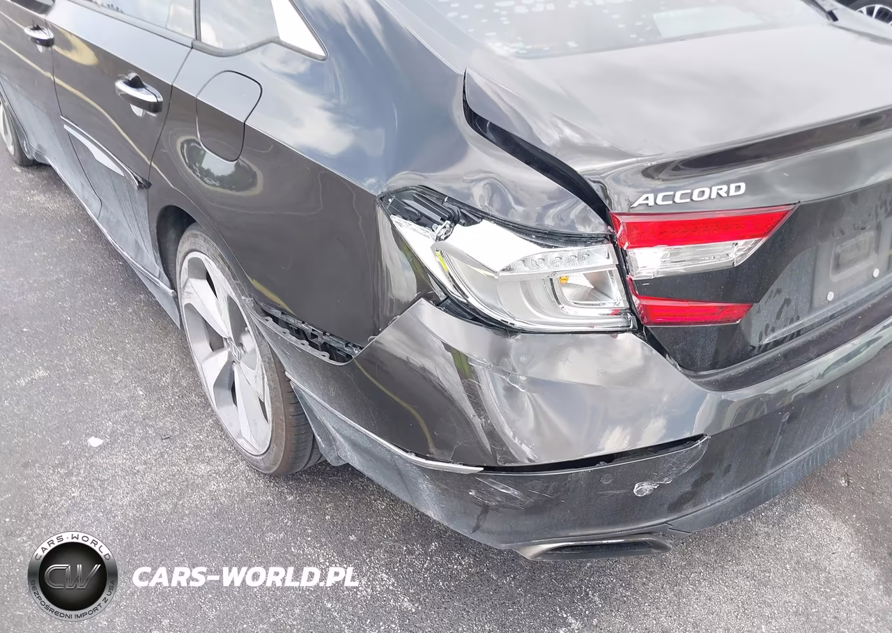 2018 Honda Accord Touring VIN:1HGCV1F9XJA030484 - 6