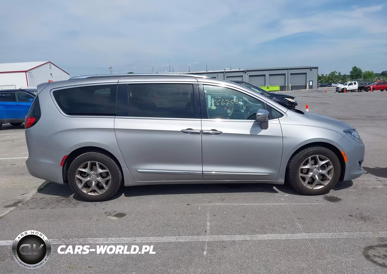 2018 Chrysler Pacifica Limited VIN:2C4RC1GGXJR226352 - 13