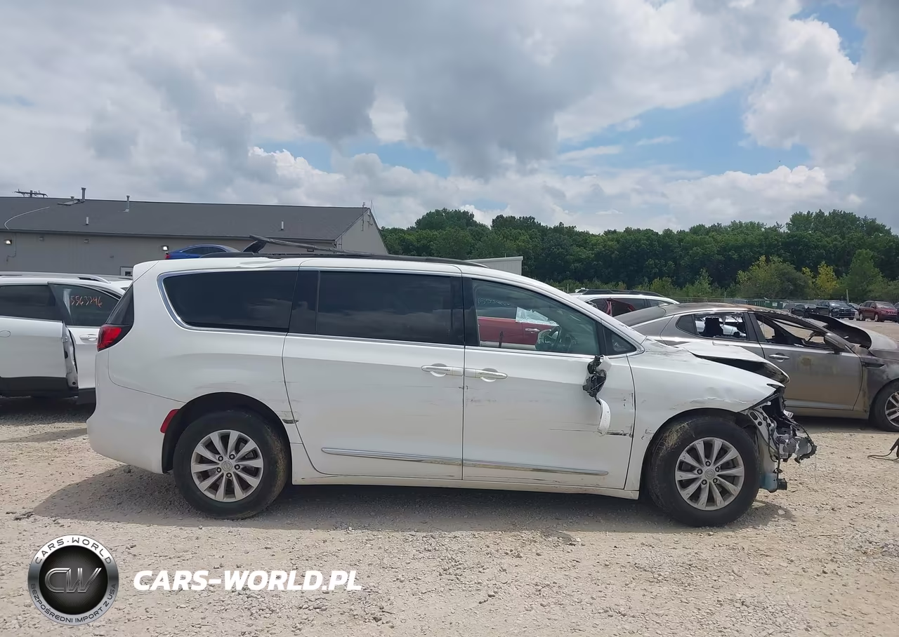 2017 Chrysler Pacifica Touring-L VIN:2C4RC1BG5HR656565 - 12