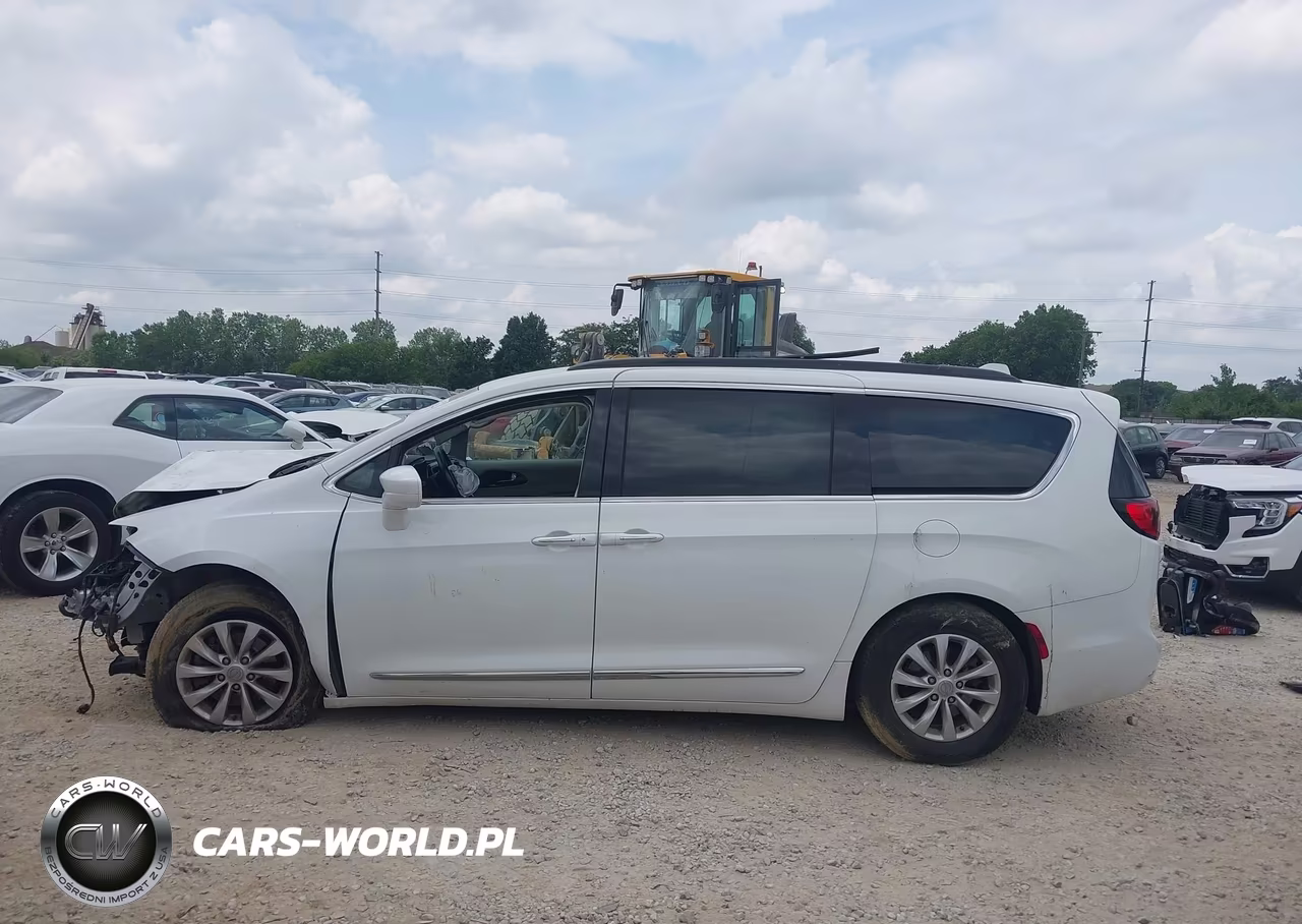2017 Chrysler Pacifica Touring-L VIN:2C4RC1BG5HR656565 - 13