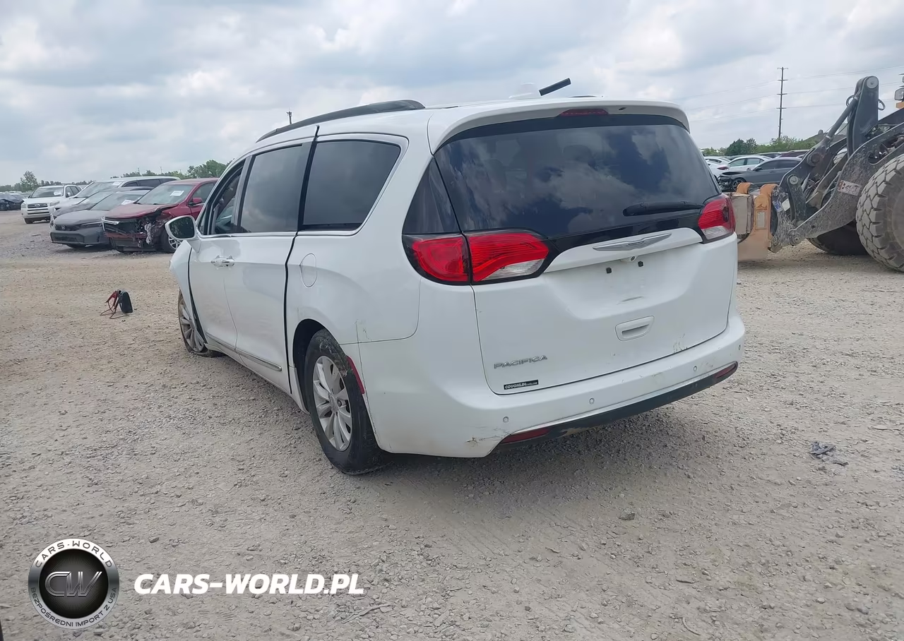 2017 Chrysler Pacifica Touring-L VIN:2C4RC1BG5HR656565 - 3