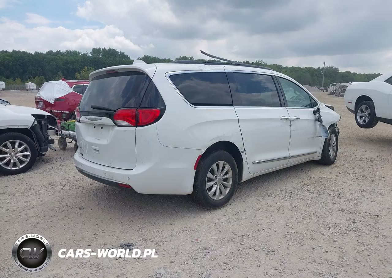 2017 Chrysler Pacifica Touring-L VIN:2C4RC1BG5HR656565 - 4