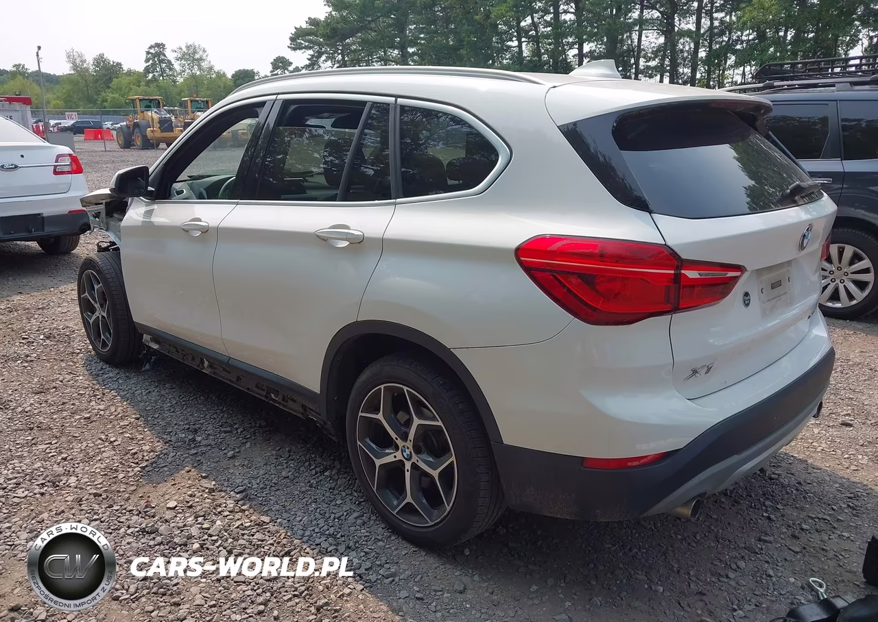 2018 BMW X1 xDrive28I VIN:WBXHT3C31J5L34241 - 3