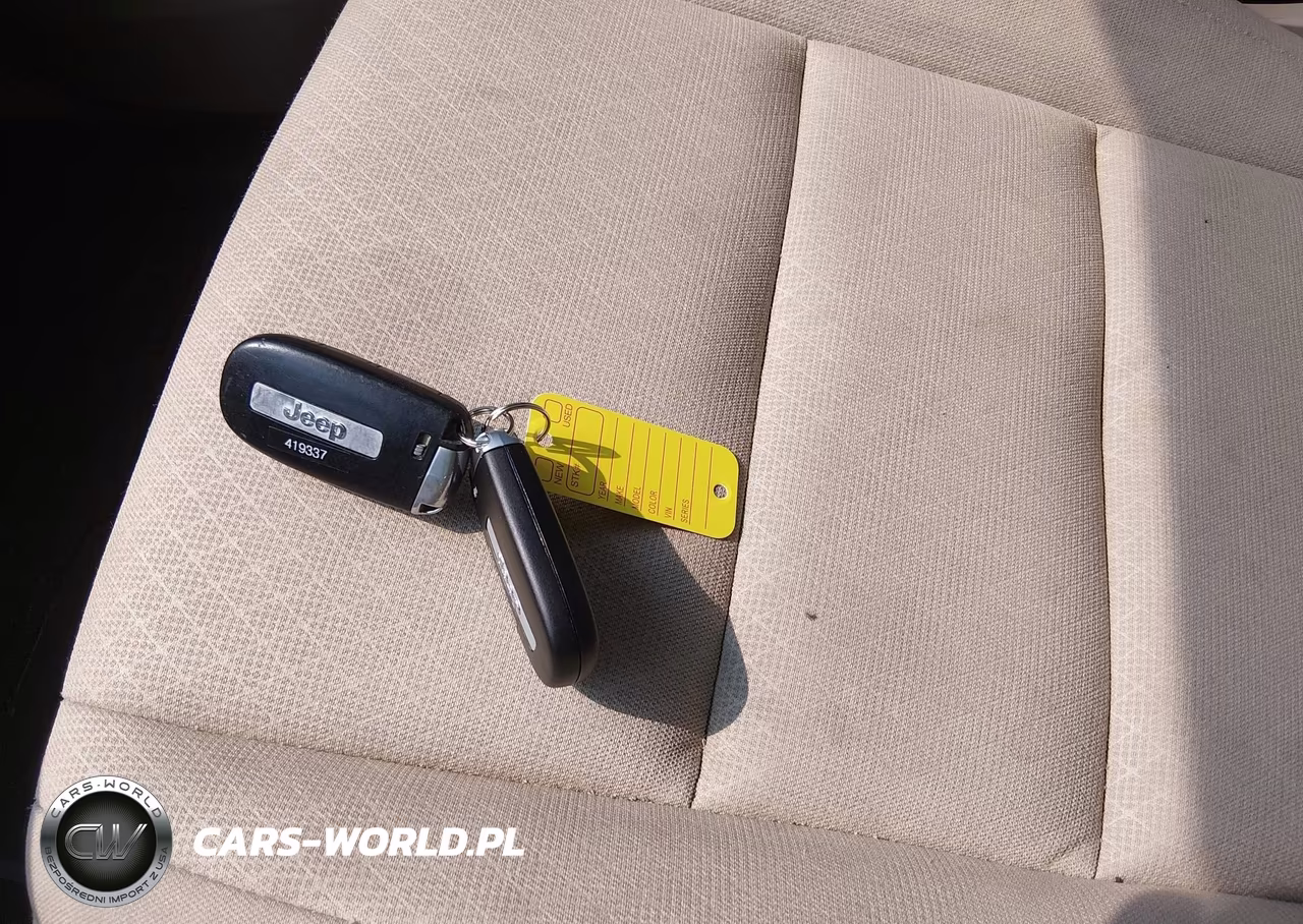 2019 Jeep Grand Cherokee Laredo E 4X4 VIN:1C4RJFAG8KC754221 - 11