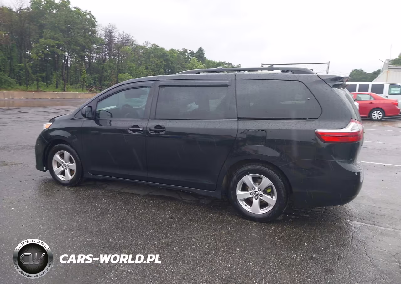 2018 Toyota Sienna Le 8 Passenger VIN:5TDKZ3DC5JS946369 - 14