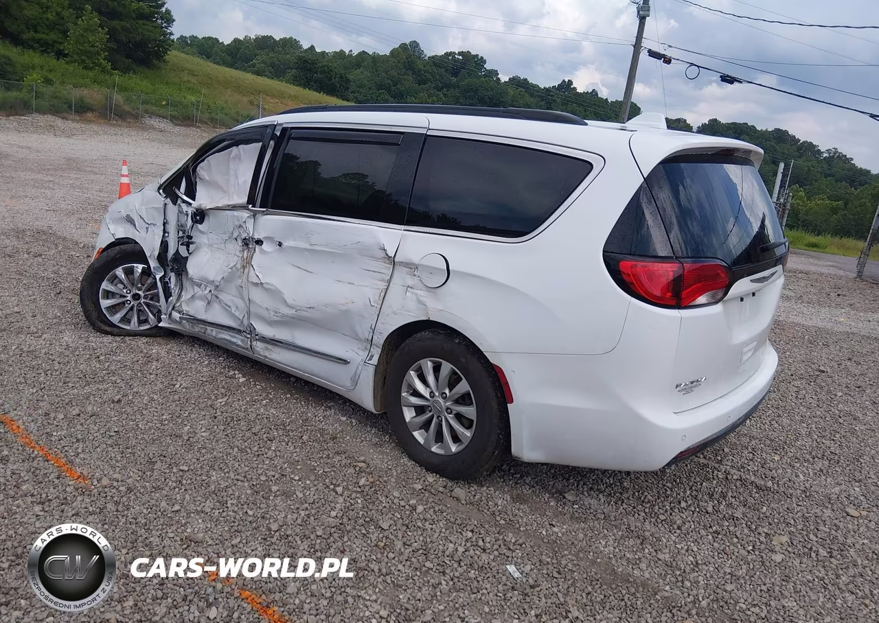 2017 Chrysler Pacifica Touring-L VIN:2C4RC1BG1HR733724 - 3