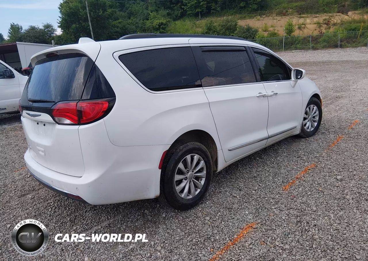 2017 Chrysler Pacifica Touring-L VIN:2C4RC1BG1HR733724 - 4