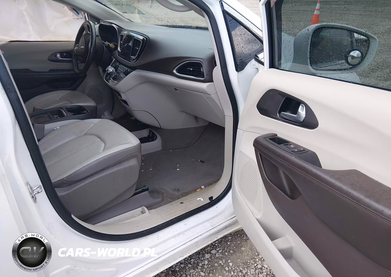 2017 Chrysler Pacifica Touring-L VIN:2C4RC1BG1HR733724 - 5