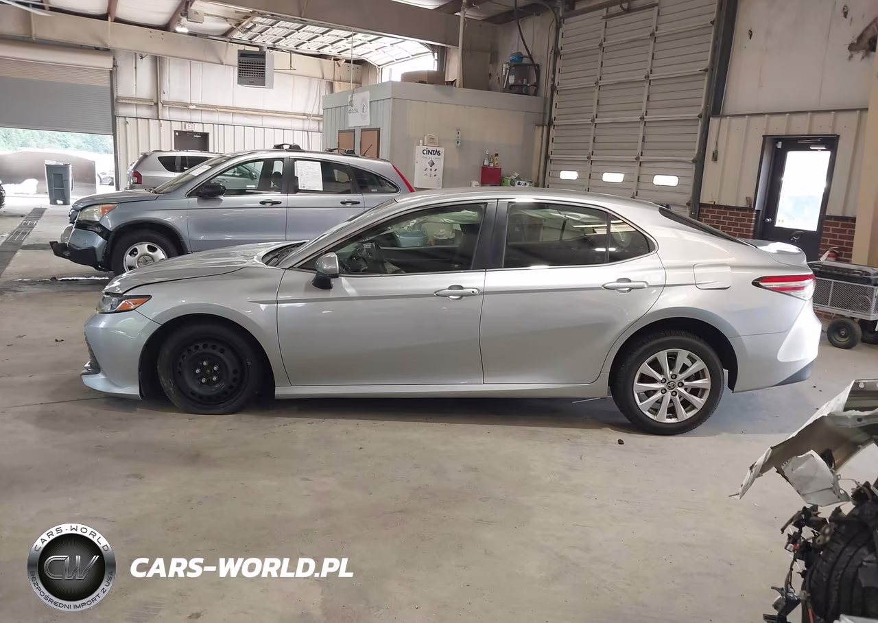 2018 Toyota Camry Le VIN:JTNB11HK4J3013394 - 14