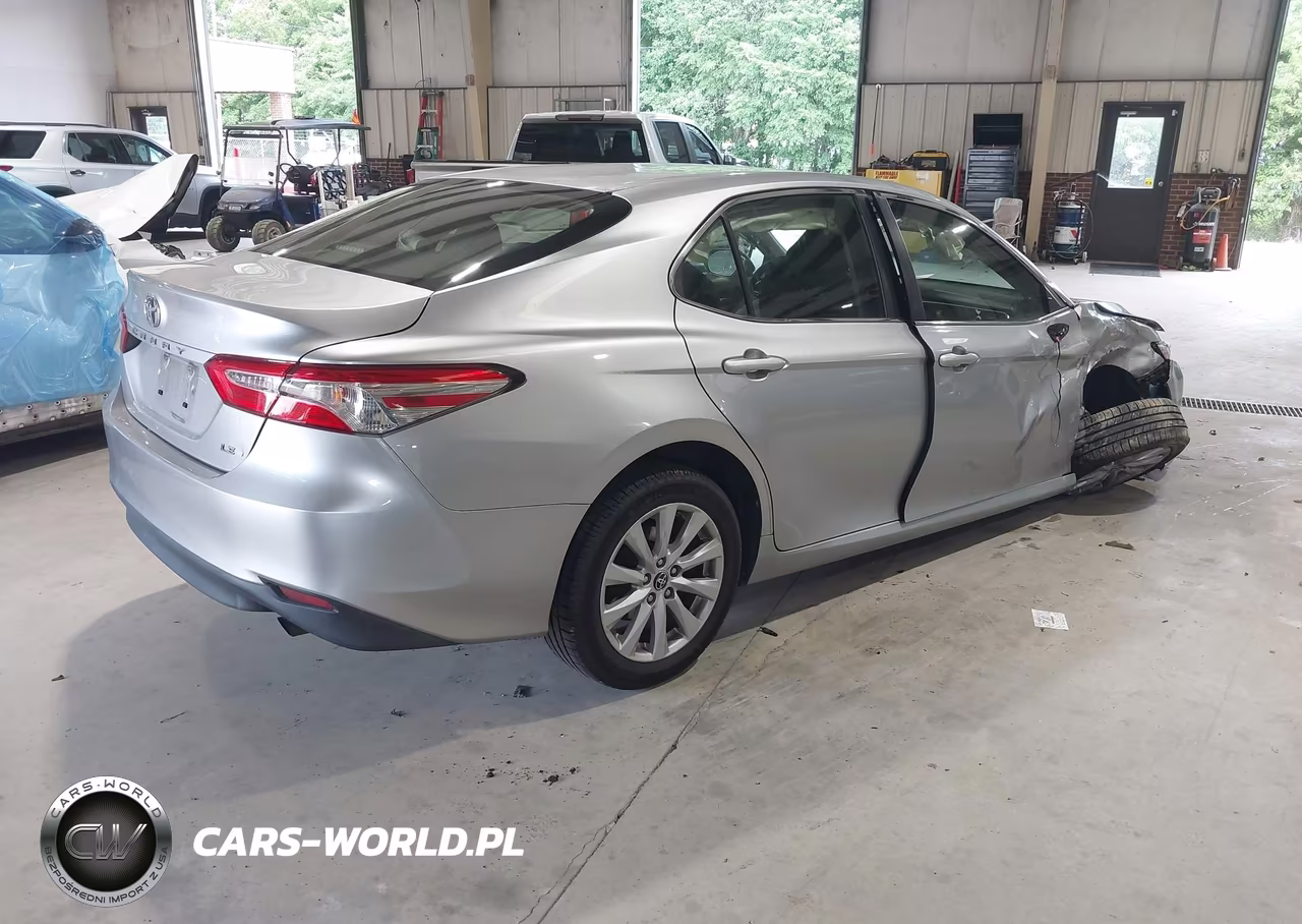 2018 Toyota Camry Le VIN:JTNB11HK4J3013394 - 4