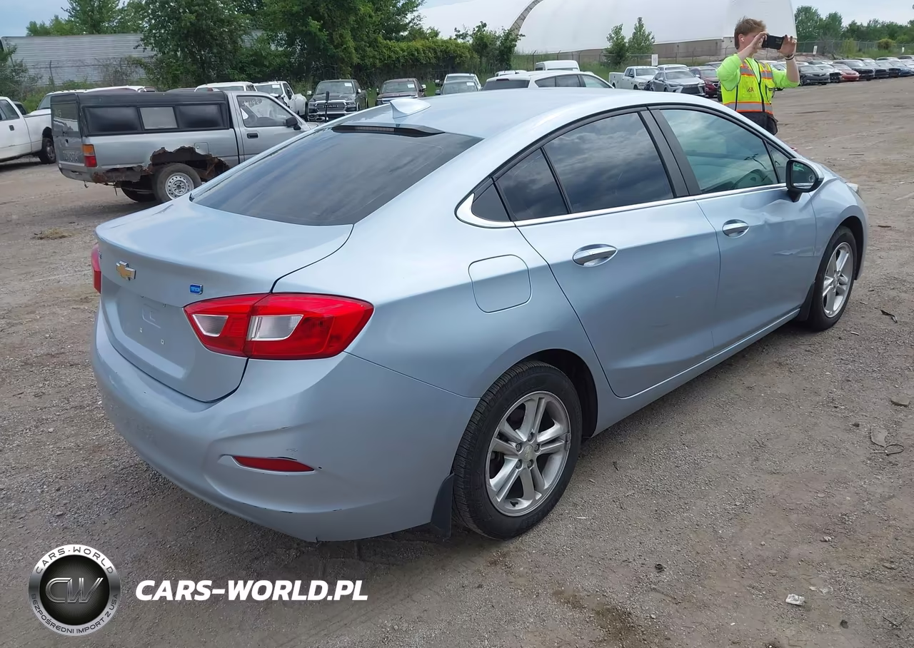 2017 Chevrolet Cruze Lt Manual VIN:1G1BG5SE0H7225704 - 4