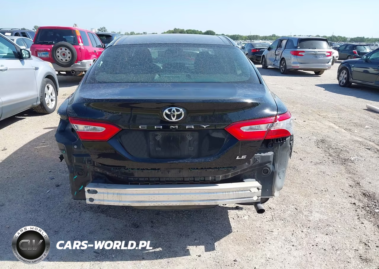 2018 Toyota Camry Le VIN:4T1B11HK8JU665591 - 17