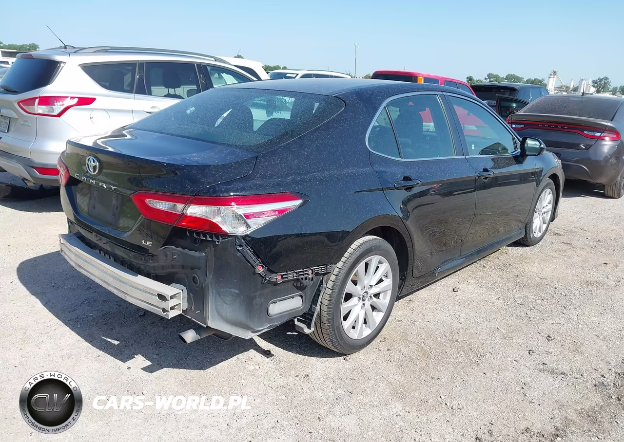 2018 Toyota Camry Le VIN:4T1B11HK8JU665591 - 4