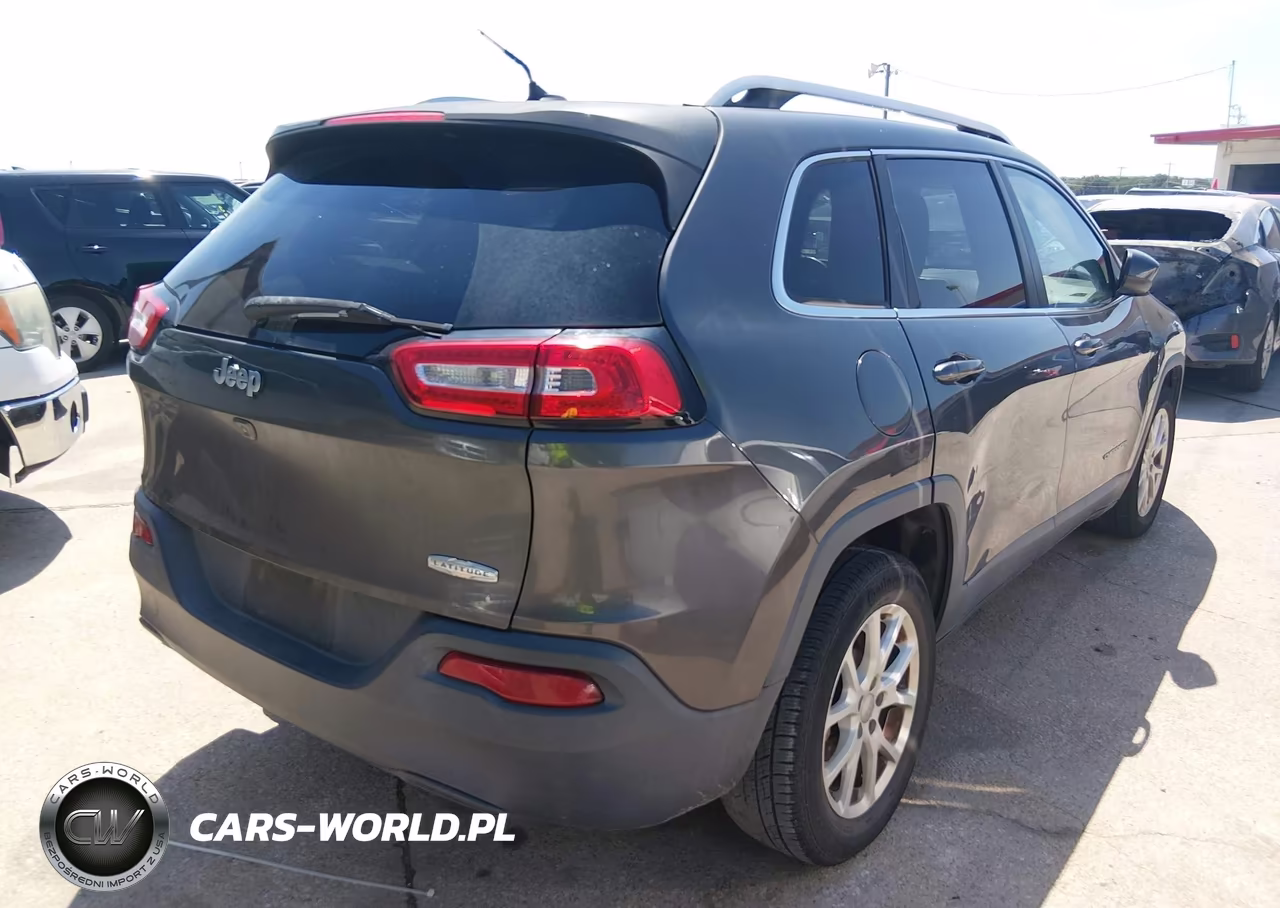 2015 Jeep Cherokee Latitude VIN:1C4PJLCBXFW699881 - 4